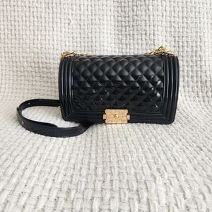 Chic Black Quilted Black Shoulder Bag With Gold Chain